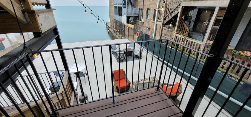 Executive Apartment on Lake Michigan with parking - Image 1