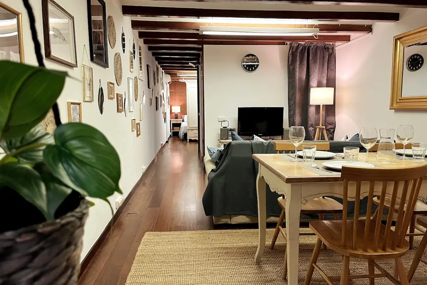 Architect's Loft near Gaudí & Passeig de Gràcia - Image 1