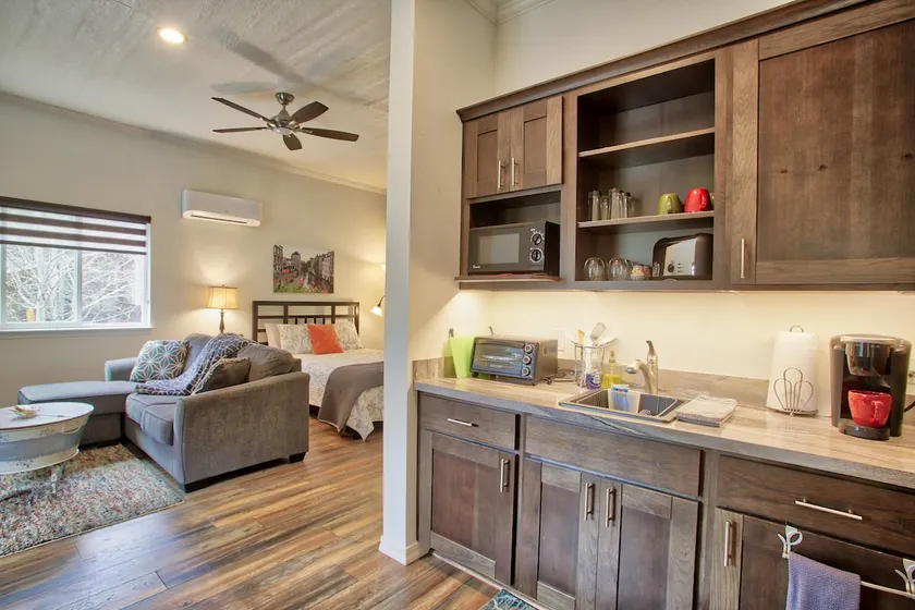 new BNB on a custom home, 5 acres, 2 Private ent - Image 1