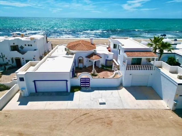Incredible beachfront home In gated community - Image 1
