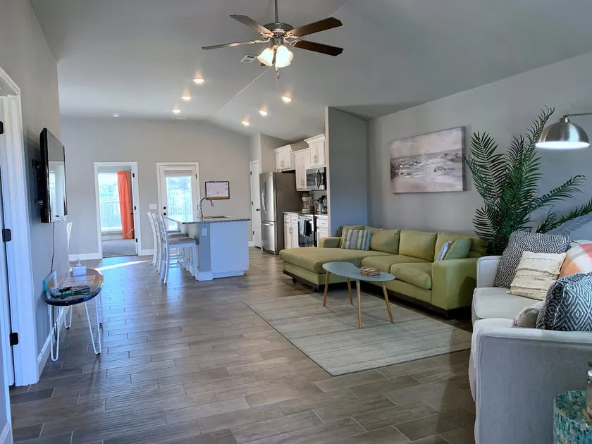BEACHIN' BUNGALOW - firepit & fenced in backyard! - Image 1