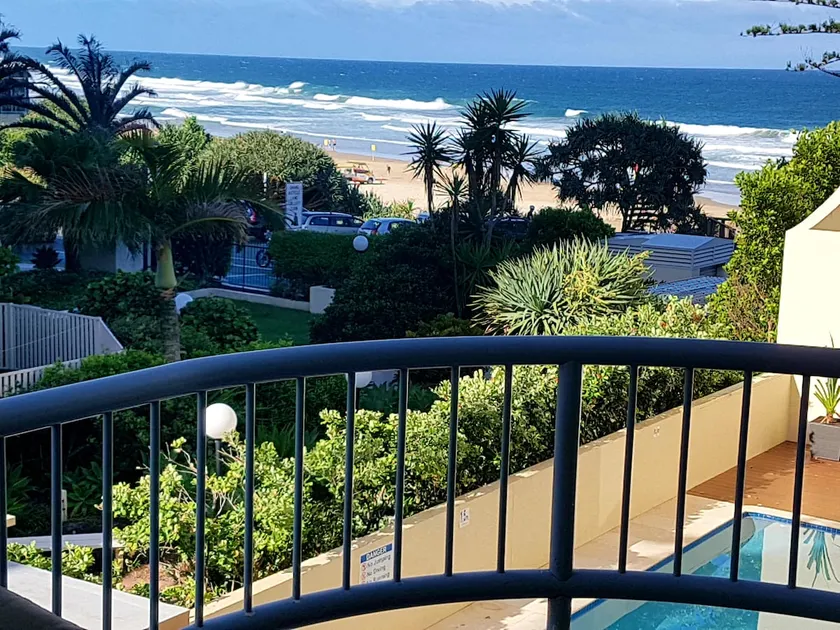 Sunny One-Bedroom Apartment Right on the Beach - Image 1