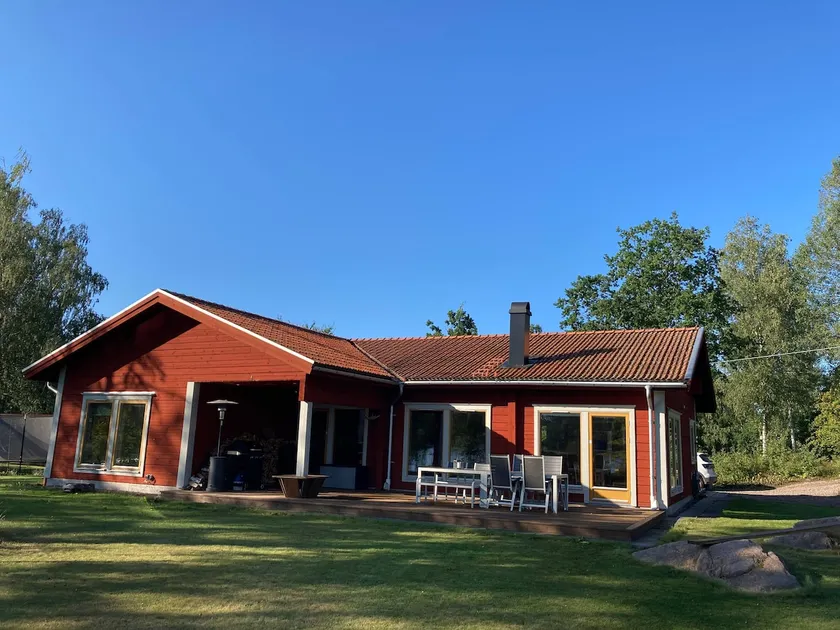 Timber house next to beautiful lake - Image 1