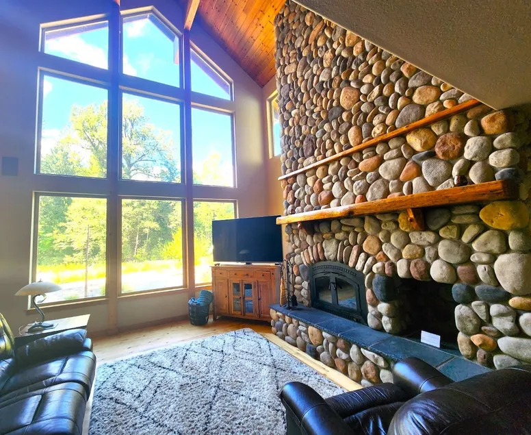 Glacier river retreat, WI-FI, Hot Tub and bbq - Image 1