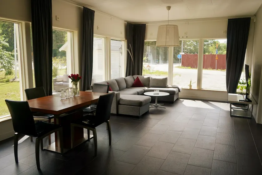 Spacious home with 4 bedrooms - Image 1