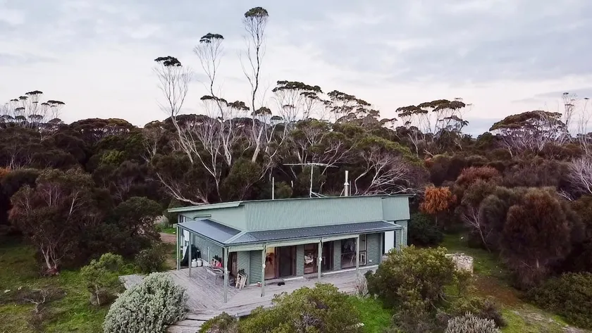 Wallaby Beach House | 15% Off Weekly! - Image 1