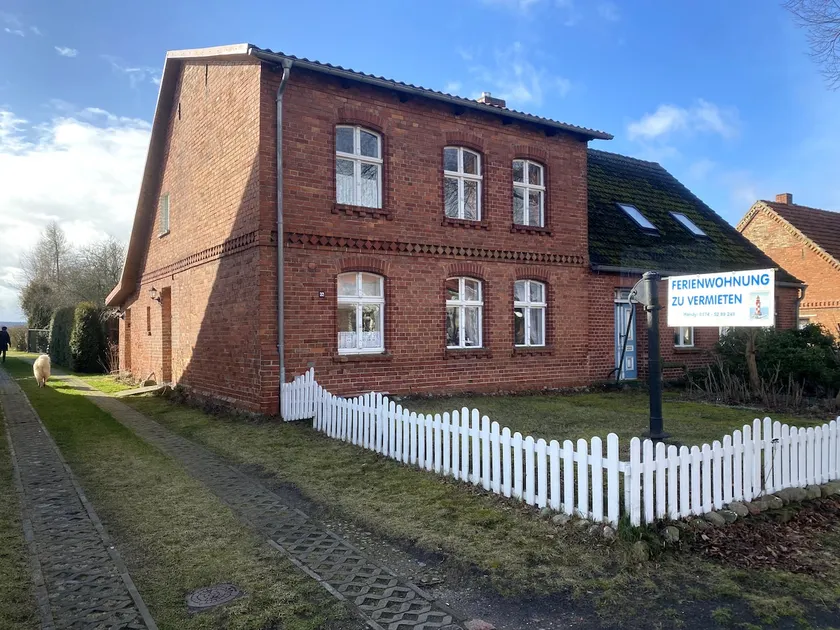 Apartment with small garden - Image 1