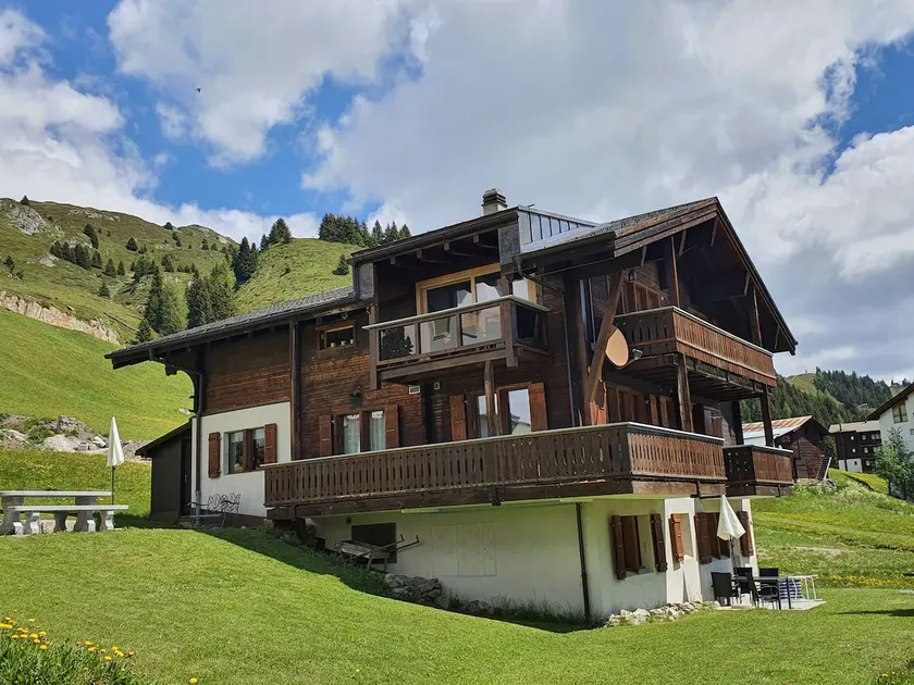 Walliser-style wooden chalet - Image 1