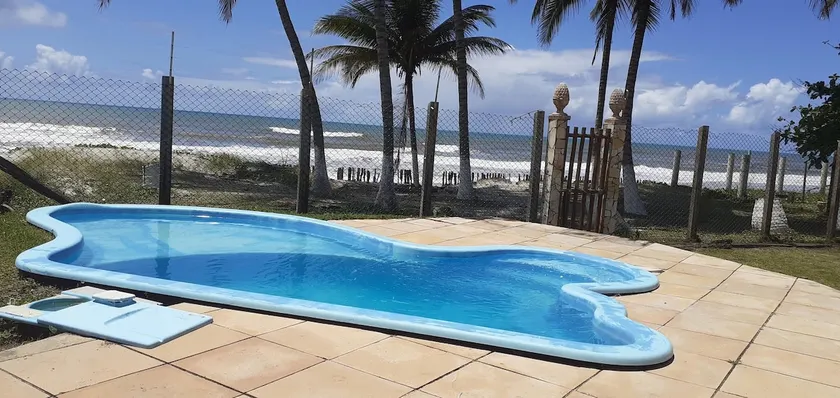 Beautiful beach house right on the sand - Image 1