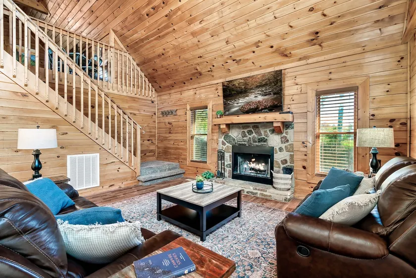 Cozy Cabin: Fireplace, Arcade & Private Hot Tub - Image 1