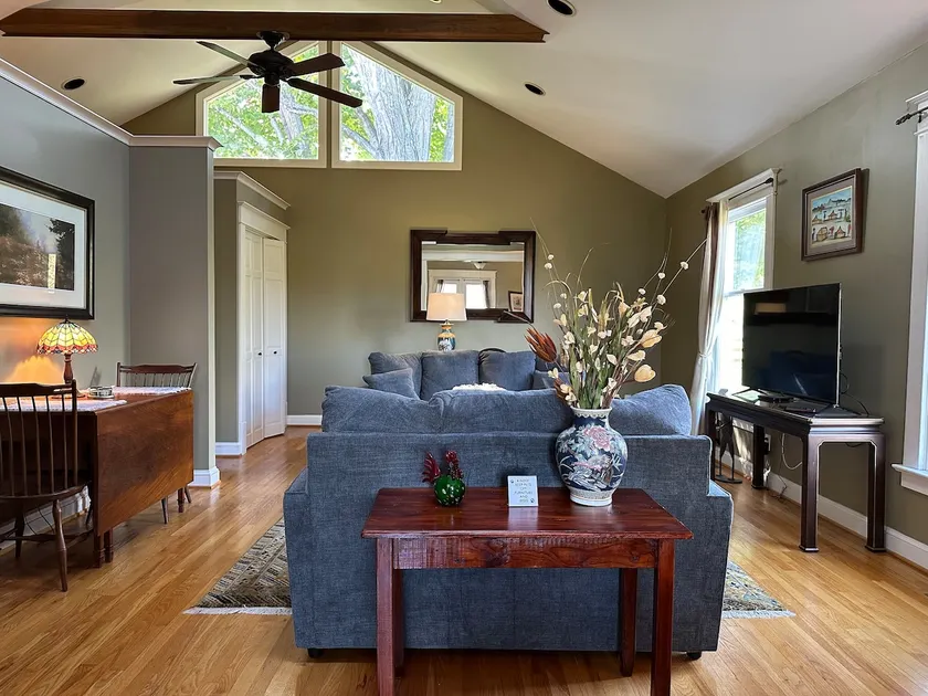 Twin Maple Carriage House - Image 1