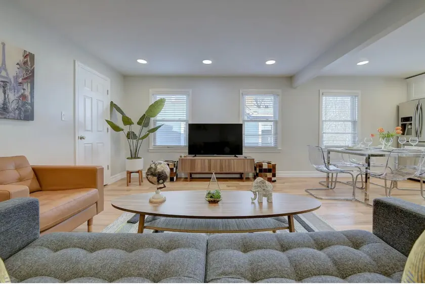 Cozy Downtown 1BR w/ Parking - Image 1