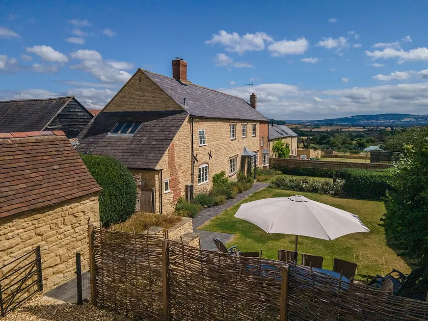 Beautiful Cotswold Farmhouse with Hot tub - Image 1