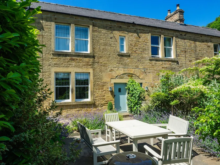2 Riverside Cottage, Bakewell - Image 1