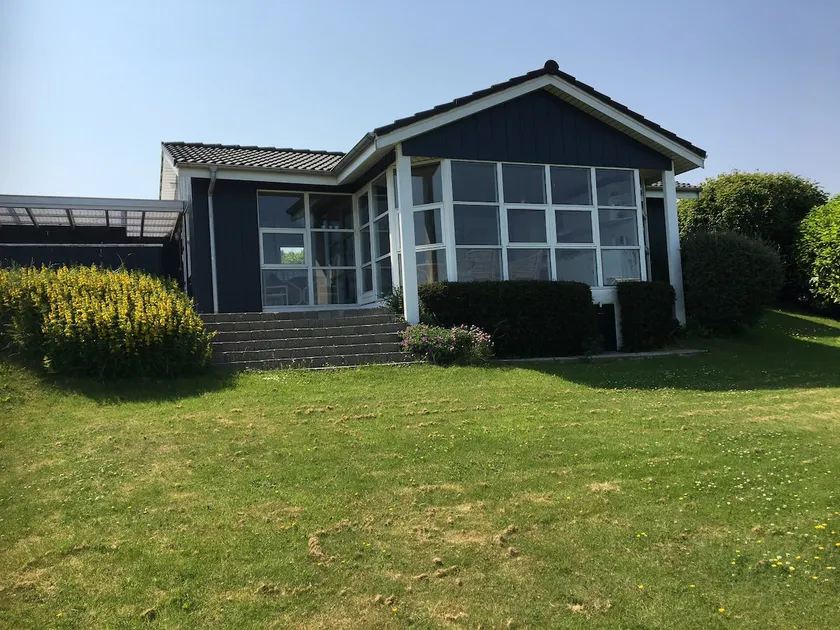 Cottage with beautiful views - Image 1