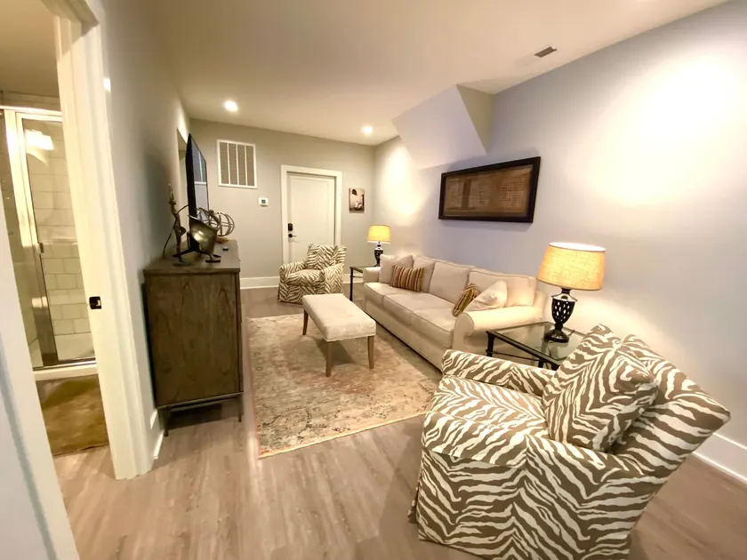 Elegant King Bed Apartment In Quiet Neighborhood - Image 1