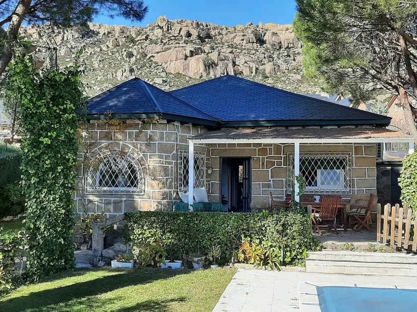 Accommodation in Manzanares el Real - Image 1