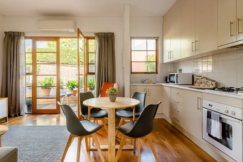 Attractive Modern Retreat close to the City - Image 1