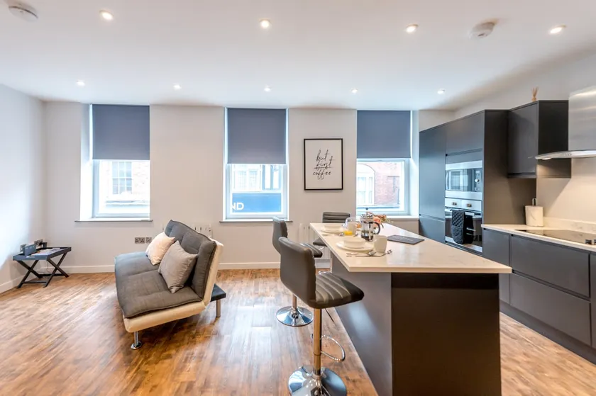 Modern One-Bed Apartment in the Heart of Town - Image 1