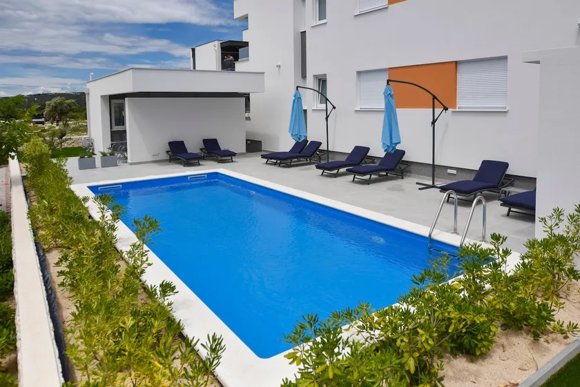 Mare Three-bedroom Apartments with Pool and Terrace - Image 1