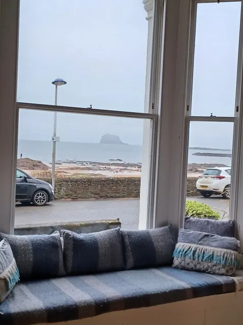 Rockstowes - 2 bedroom holiday home on the beach - Image 1