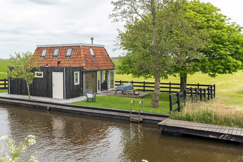 Former farmworker's house on the water - Image 1