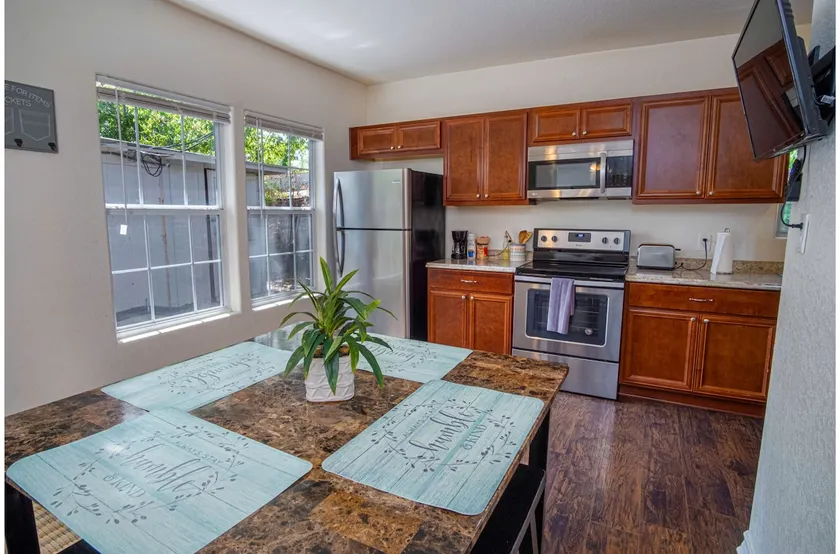 Hays St Cozy Remodeled 2BR/2BA house sleeps 8 - Image 1