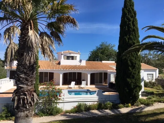 Wunderschöne Villa mit 3 Schlafzimmern in einer ruhigen Gegend mit privatem Pool und weitem Meerblick. - Image 1
