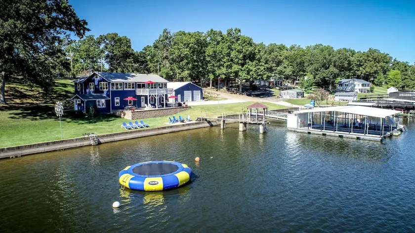 A rustic cabin vibe, dog friendly and water toys! - Image 1