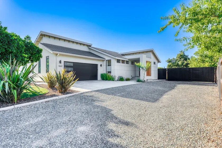 Designer Home Central to Sacramento - Image 1