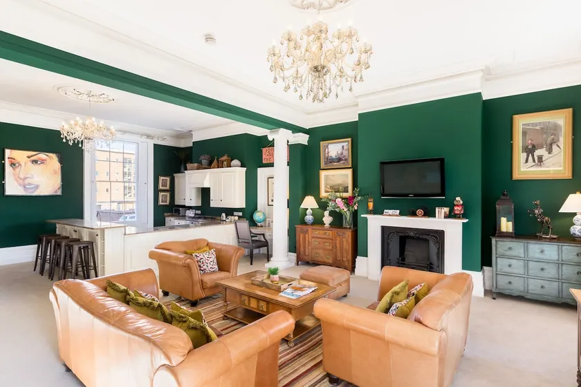 Grand regency apartment with park views nr Docks - Image 1