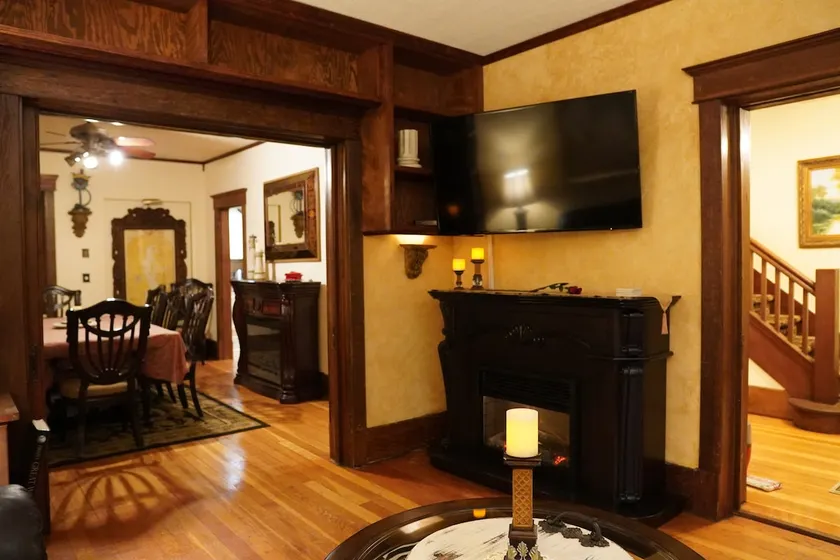 Bright and Spacious, Perfect Location - Image 1
