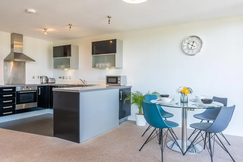Cotels at Vizion Serviced Apartments, Superfast Broadband, Central Location, Free Parking, Fully Equipped Kitchen - Image 1