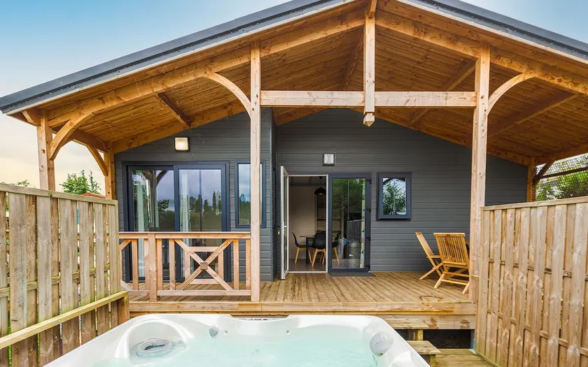 Beautiful SPA cottage facing the pond - Image 1