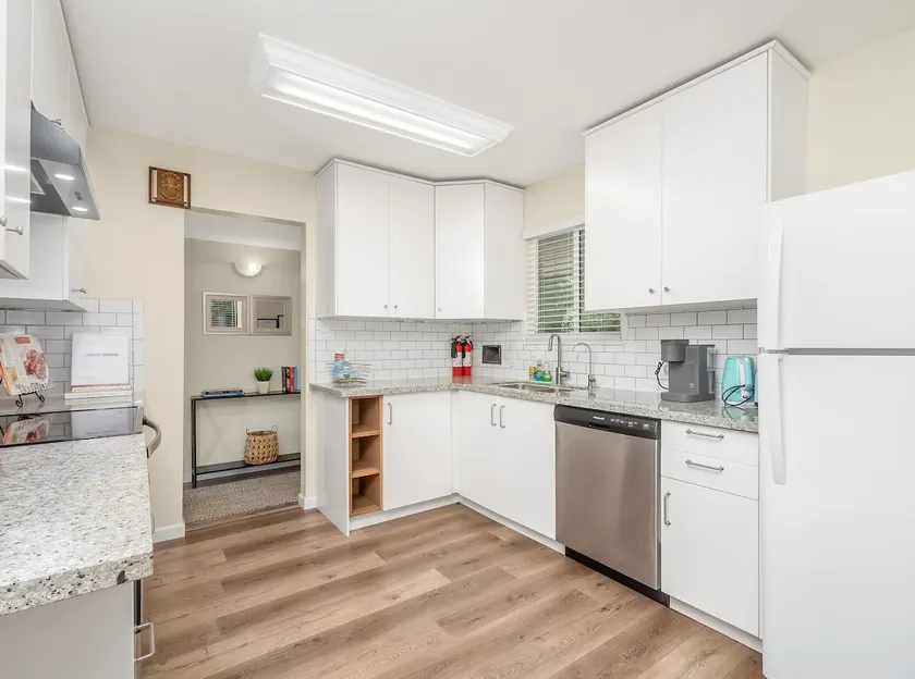 4-bed Home w/Garage~WiFi&Airport - Image 1
