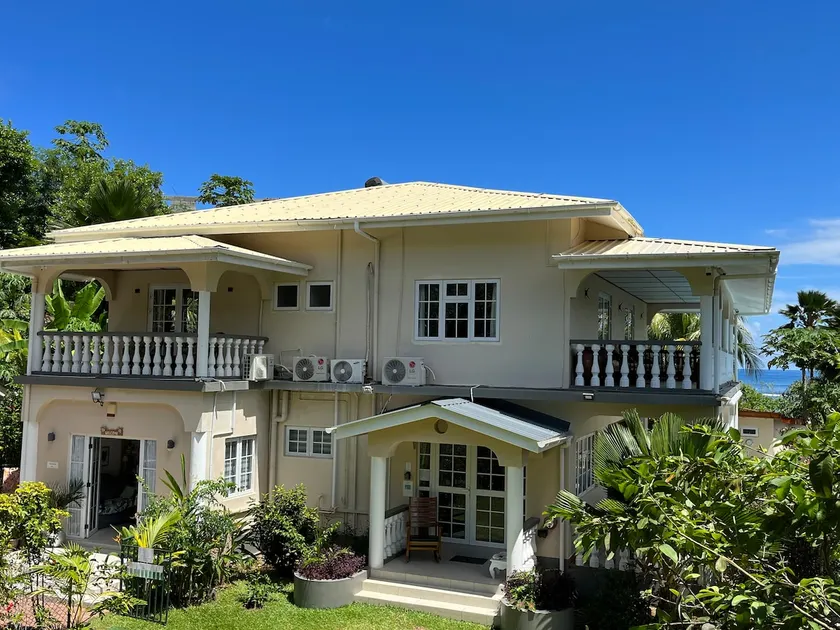 Royal Bay Villa and Apartment - Image 1