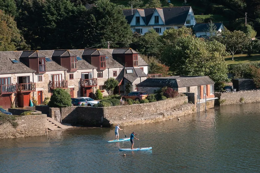 4-Bed Waterfront Home with Kayaks & Lounges - Image 1