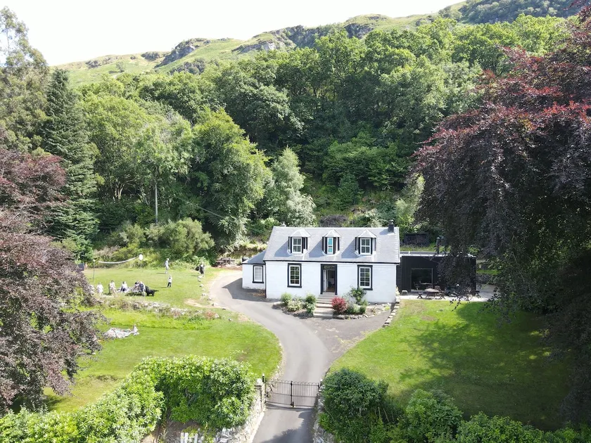Loch & Mountain Views, Cinema, Aga - Image 1