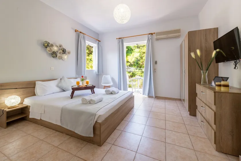 Comfort Room With Mountain View by Faro Del Porto - Image 1