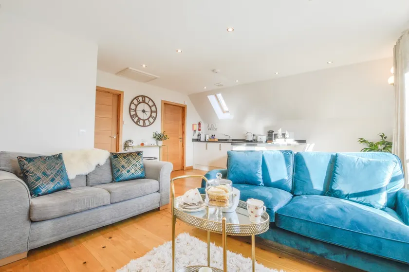 Rowan Tree Apartment - Modern Apartment, Free Parking & Views - Image 1