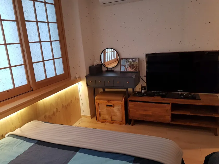 2 Rooms with Korean-style touch at Seokchon - Image 1