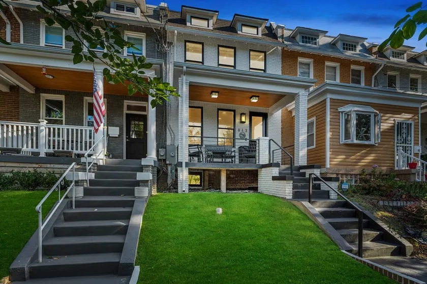 Luxury rowhouse w/parking - centrally located - Image 1