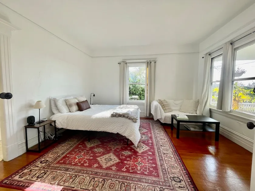 Light Filled Apartment Near UC Berkeley - Image 1