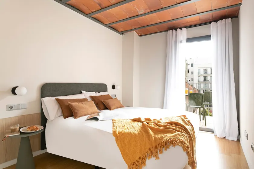 Bright, central, spacious, 2 bedrooms, Balcony, AC - Image 1