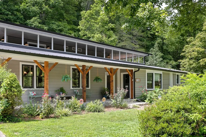 Lyric Retreat - Sleeps 23 w Pool - Image 1