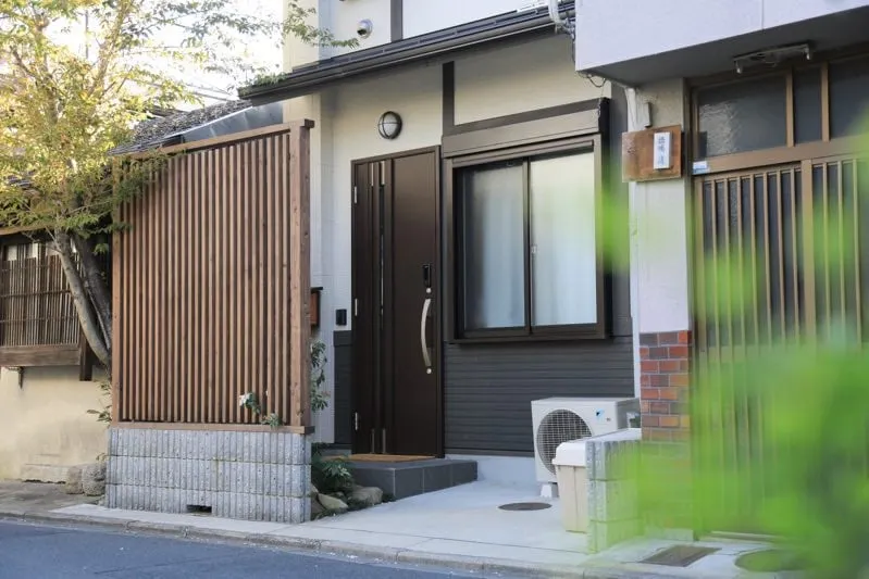 Entire legal homestay next to JR Nijo station, 4 bedrooms, 3 bathrooms, 2 baths, 1 backyard - Image 1