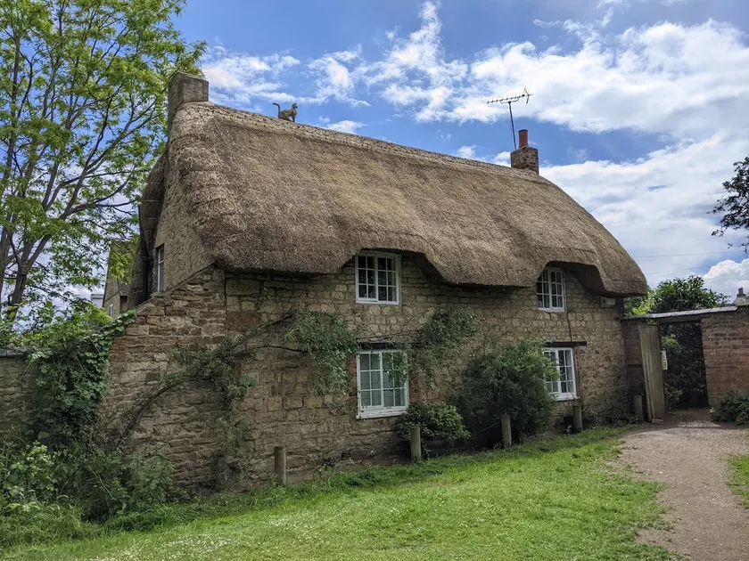 Period Thatched Cottage Towcester - Image 1