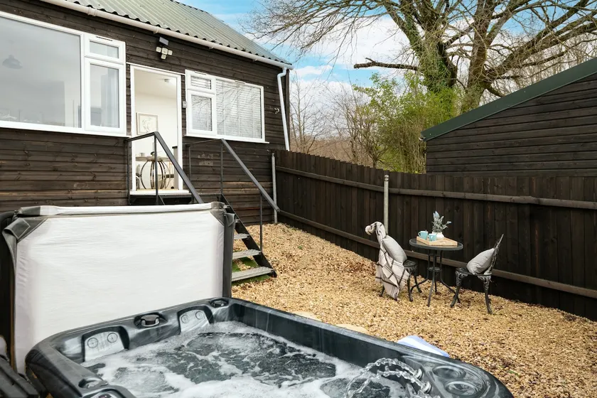 Dreamwood Retreat - Woodland Retreat with Private Hot Tub - Image 1