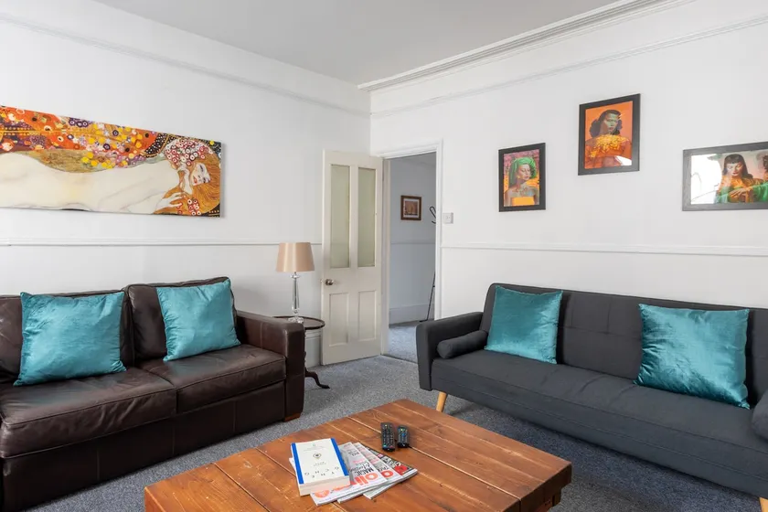Old Town Apartment, Bright & Airy, Slees 6 - Image 1