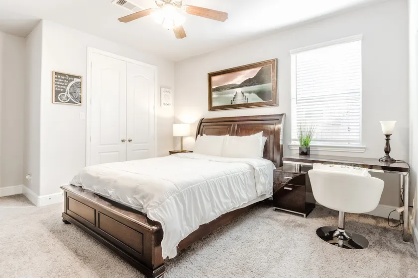 Executive Studio Bed, Bath with Garage (no pets) - Image 1